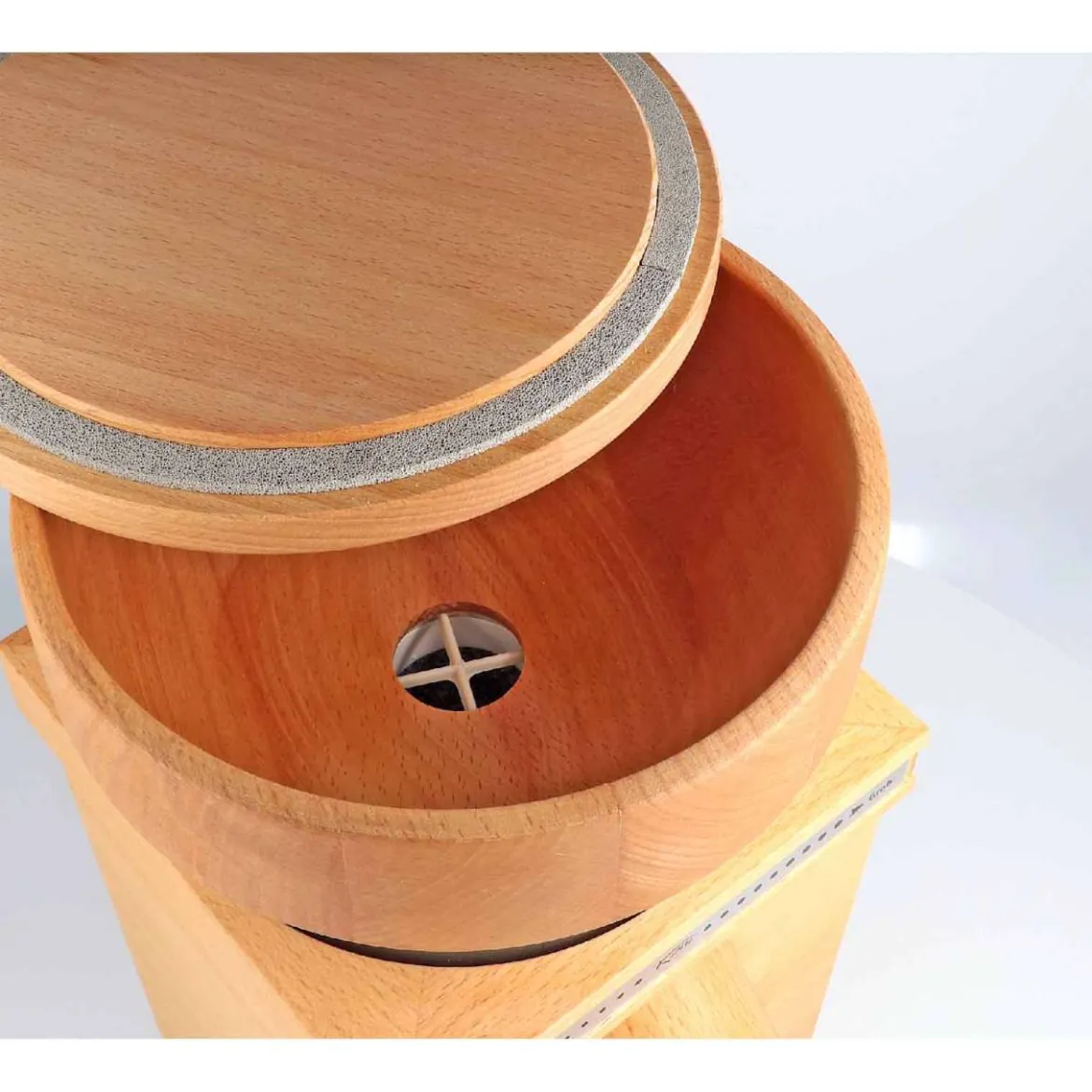 KoMo Fidibus Medium - kleine, starke Getreidemühle aus Buchenholz