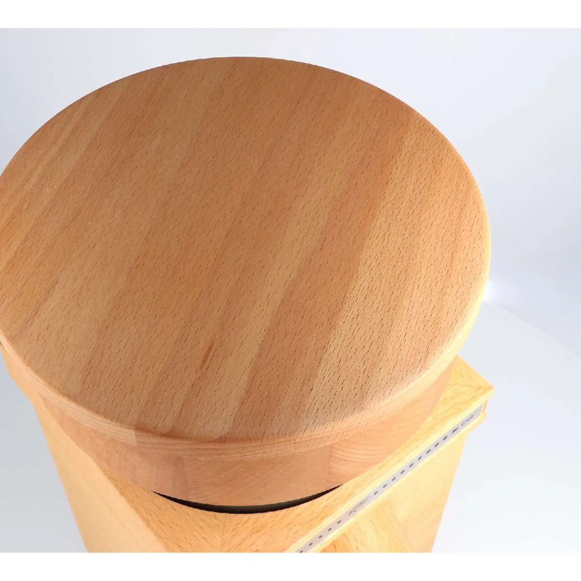 KoMo Fidibus Medium - kleine, starke Getreidemühle aus Buchenholz