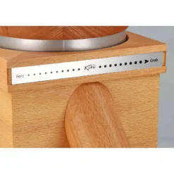 KoMo Fidibus Medium - kleine, starke Getreidemühle aus Buchenholz