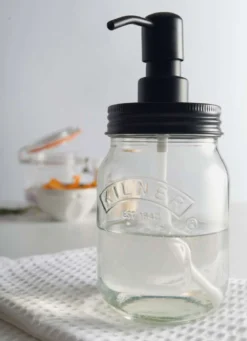 Vielseitiger Glas Pumpspender von Kilner - Industrial Design